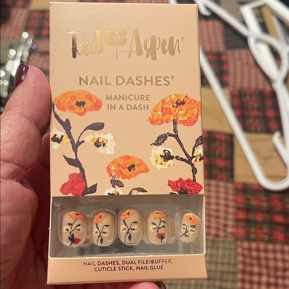 Red Aspen Floral Nail Dashes